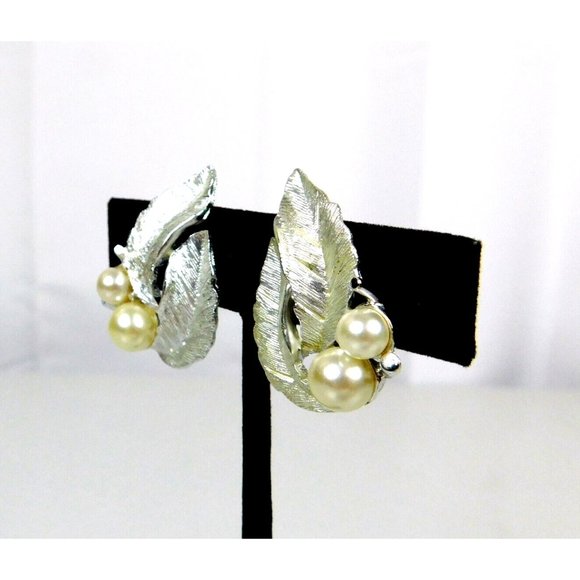 Vintage 60s Signed Sarah Coventry Textured Leaves Faux Pearls Clip on Earrings - Picture 2 of 9
